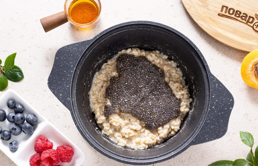 1. Этап. Каша овсяная с семенами чиа: Добавьте замоченные семена чиа.