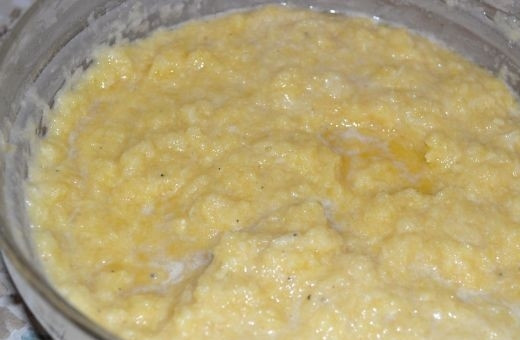 1. Этап. Картофляники из сырой картошки: 8. Перемешайте как следует. В отличие от драников, картофляники из сырой картошки в домашних условиях получаются более нежными.