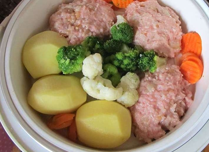 1. Этап. Куриные котлеты с брокколи на пару: Все овощи помойте. Морковь и картофель почистите. Всё произвольно нарежьте. Уложите в ёмкость мультиварки котлетки.