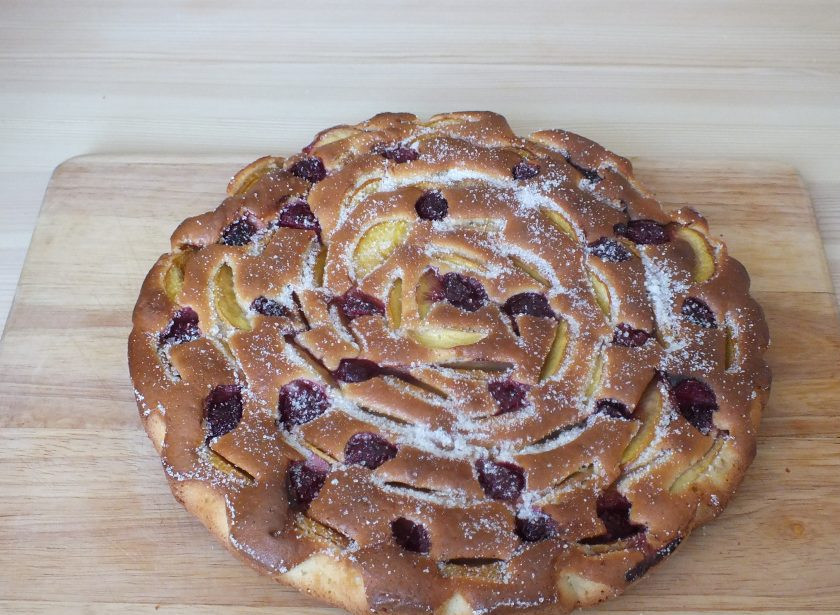 1. Этап. Фруктовый пирог: Готовый пирог извлеките из формы, удалите пергамент и полностью охладите на доске или решетке.