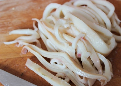 1. Этап. Салат из кальмаров и пекинской капусты: Остывшего кальмара нарежем полосками.