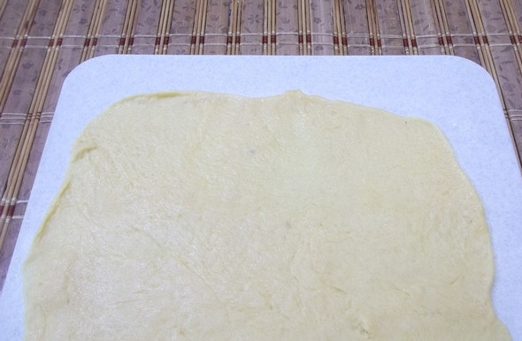 1. Этап. Творожное тесто с фаршем: Тесто раскатайте тонко на присыпанной мукой поверхности (толщиной до полусантиметра).