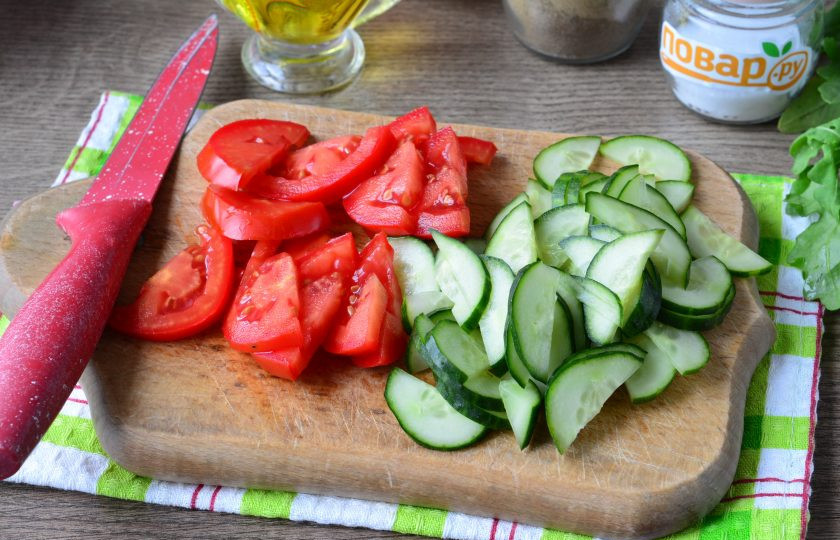 1. Этап. Салат с рукколой и кускусом: Нарежьте полукружочками огурцы и помидоры.