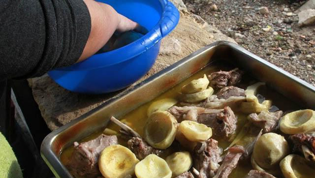 1. Этап. Баранина с артишоками: Когда баранина уже постояла один час в печи, достаем ее, добавляем к ней артишоки вместе с лимонным соком, добавляем немножко (полстакана) теплой воды в противень, накрываем фольгой и тушим еще полтора часа в печи в той же температуре.