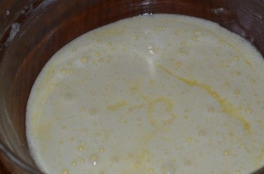 1. Этап. Торт Минутка на сковороде: 3. Добавьте растопленное и остуженное немного сливочное масло.