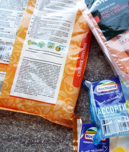 1. Этап. Сырная сосиска в тесте на мангале: Три основных ингридиента.