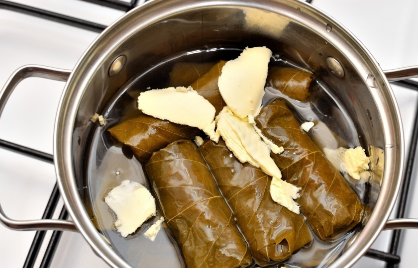 1. Этап. Долма с бараниной: Выложите долму в кастрюлю, к ним добавьте сливочного масла. Варите около 10-15 минут. Подаётся долма с ломтиками лимона.