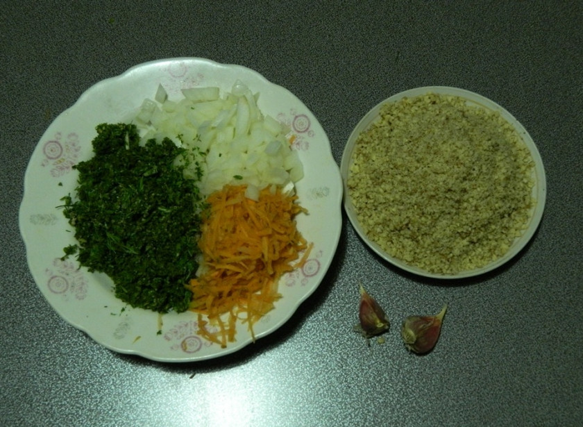 1. Этап. Лобио с орехами: Порежьте лук, зелень и орехи. Морковь натрите на терке.