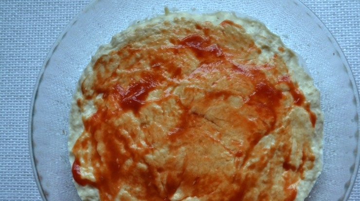 1. Этап. Пицца без дрожжей на кефире: 6. На тесто выложите кетчуп (2-3 столовые ложки), размажьте по всей поверхности.