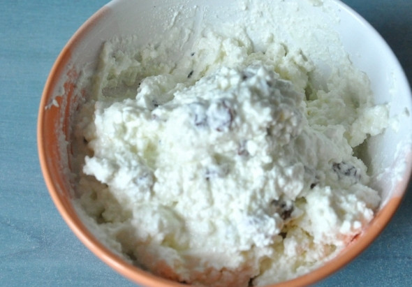 1. Этап. Круассаны с творогом: Смешайте в чашке яйцо, творог, размоченный изюм, сметану и ванильный сахар.