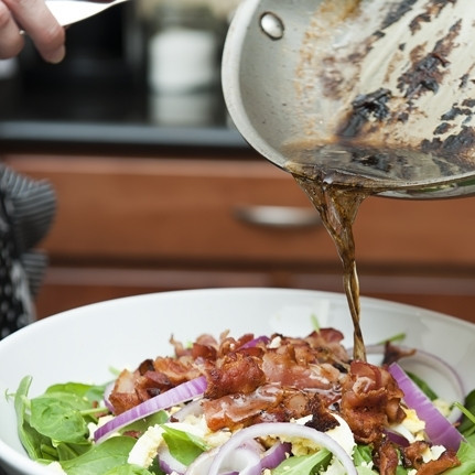 1. Этап. Салат со шпинатом и беконом: 9. Залейте салат соусом, приготовленным в сковороде.