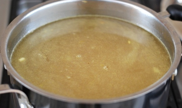 1. Этап. Перловый суп с солеными огурцами: 4. Влейте бульон или воду, варите после закипания 10 минут.