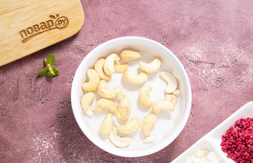 1. Этап. Сырки из зеленой гречки: Кешью замочите в горячей воде на 1 час, после слейте воду и промойте орехи.