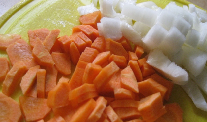 1. Этап. Жаркое из цыпленка: Морковь и лук нарежьте мелкими полосочками.