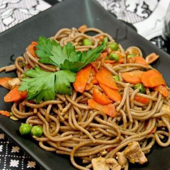 Гречневая лапша со свининой в соусе