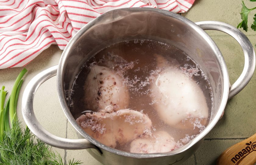 1. Этап. Салат с кальмаром, огурцом и грибами: Промойте тушки кальмаров под проточной водой и опустите в кипящую подсоленную воду на 2 минуты. Затем выловив кальмаров из кипятка, опустите их миску с ледяной водой. Если кальмары не были заранее очищены, то снимите плёнку, удалите внутренности и хитиновые пластинки.