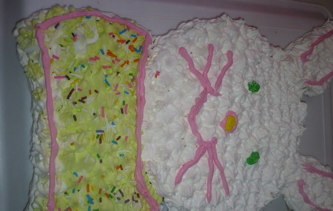 1. Этап. Торт Зайка: 7. Добавляем другой пищевой краситель, делаем мордочку. Подаем к праздничному столу готовый торт.