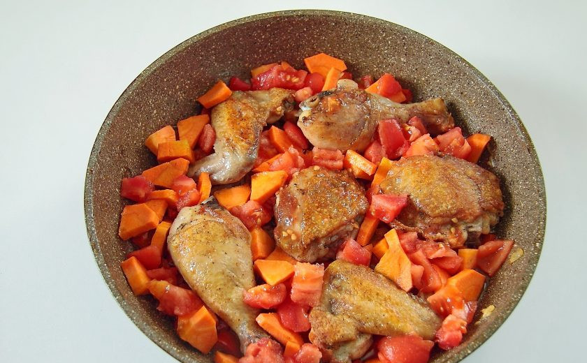 1. Этап. Африканская курица: 6. Обжарьте все вместе помешивая не более пары минут. Затем верните на сковороду обжаренную курицу, добавьте нарезанный кубиками помидор без кожицы и крупно нарезанную морковь. Морковь по желанию можно заменить на картофель или любой другой подходящий овощ.