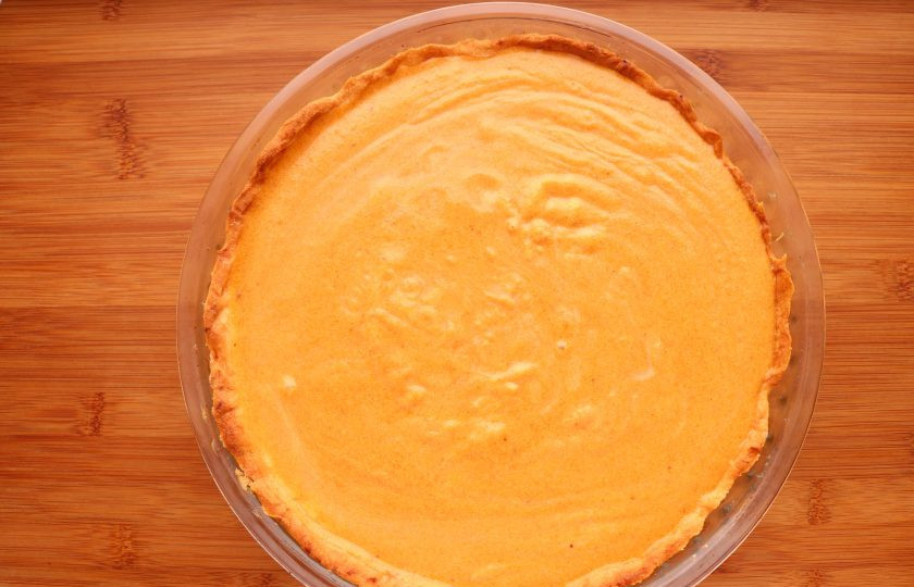 1. Этап. Американский тыквенный пирог: Уменьшите температуру духовки до 190 градусов. Вылейте начинку на корж и запекайте в течение 35-40 минут. Если корж будет сильно румяниться, прикройте верх пирога бумагой для выпечки или фольгой.