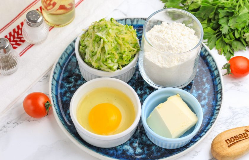 1. Этап. Вафли кабачковые в вафельнице: Подготовьте указанные ингредиенты. Использовать можно как свежий кабачок, так и замороженную натертую кабачковую массу. В любом случае после натирания присолите массу и оставьте на 5 минут, затем тщательно отожмите выделившуюся жидкость.