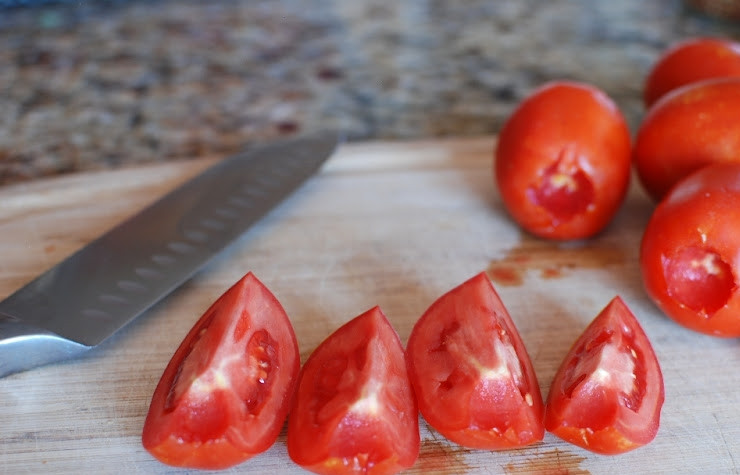 1. Этап. Помидоры, сушеные в духовке: Затем каждый помидор разрезаем на 4 части.