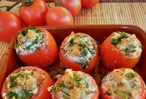 1. Этап. Фаршированные помидоры рыбой: 3. Начинив все плоды посыпаем сверху тертым сыром и отправляем в горячую духовку. Запекаем фаршированные помидоры рыбой в домашних условиях около 30 минут, после чего подаем в горячем виде.