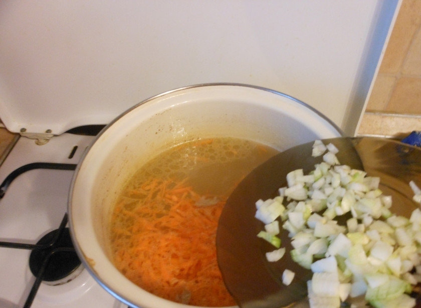1. Этап. Щи без картошки: Лук порежьте небольшими кубиками, добавьте его к морковке в бульон. Проварите вместе минут 5.