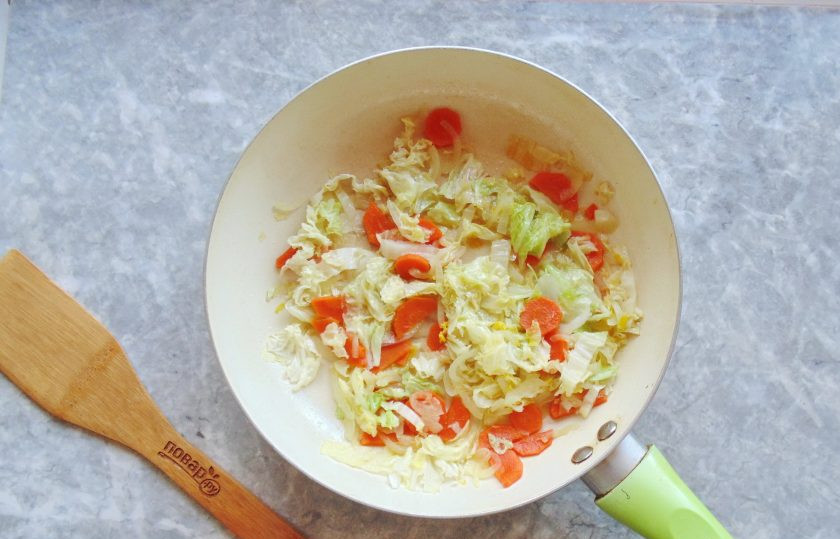1. Этап. Рис с пекинской капустой: Тушите капусту с овощами, помешивая, ещё 3-5 минут. Посолите и поперчите по вкусу.