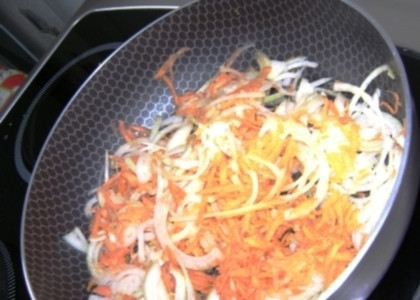 1. Этап. Рассольник с курицей: Лук полукольцами порезать и жарить на масле, добавить морковь, томатную пасту, уксус, добавить бульон и потушить.