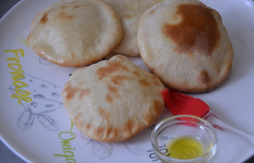 1. Этап. Греческая пита: Готовые лепешки смажьте слегка оливковым маслом, накройте салфеткой, чтобы хлеб не подсыхал.