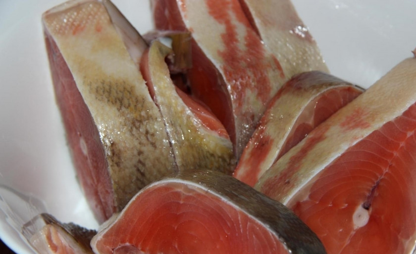 1. Этап. Красная рыба под сливочным соусом: 1. У меня немного подмороженные рыбные стейки, поэтому с ними проще работать. Хорошенько мою их и вытираю салфеткой.