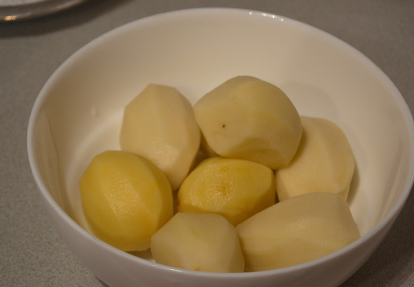 1. Этап. Драники с фаршем говядины: Картофель очистить от шкурки.