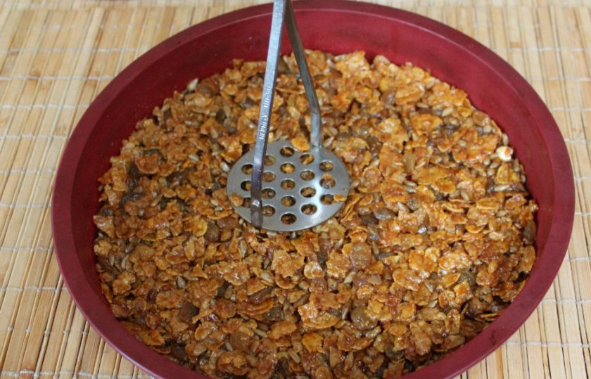 1. Этап. Карамельный торт без выпечки: Далее, смесь распределяем по дну и выравниваем, немного прижимая.