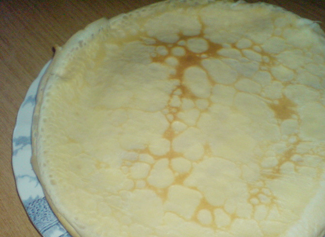 1. Этап. Блинчики с творогом и ягодами: Блинчики выпекаем на сковородке на растительном масле. Складываем готовые блинчики друг на друга горкой.