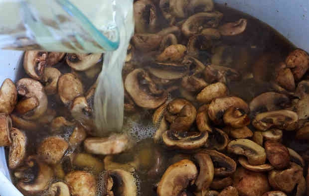 1. Этап. Мексиканский грибной суп: 4. Добавьте измельченный лук с чесноком, обжарьте еще пару минут, влейте бульон.