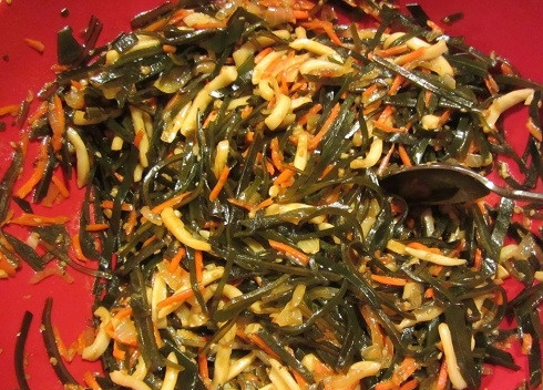 1. Этап. Салат из морской капусты и кальмаров: Добавляем уксус (обычный или яблочный), красный острый перец и небольшими порциями соевый соус. Перемешайте и попробуйте салат, а затем регулируйте по своему вкусу, добавляя соус, уксус.