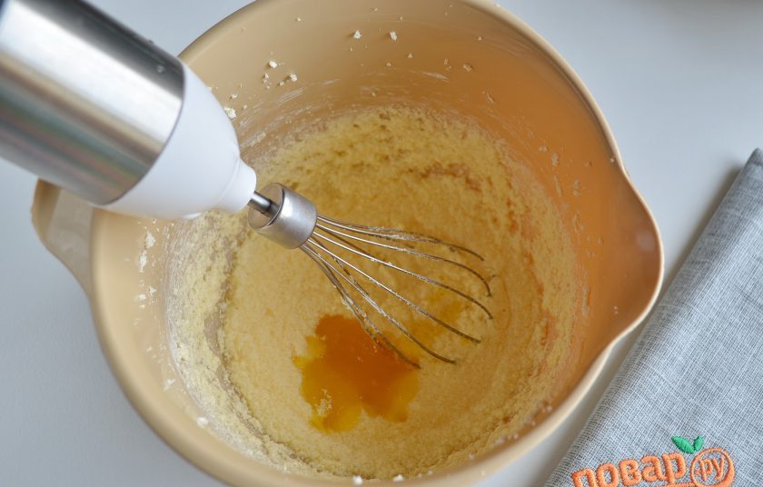 1. Этап. Печенье Елочные игрушки: Вбейте яйцо, не переставая работать венчиком, влейте мед. Массу хорошенько перемешайте.