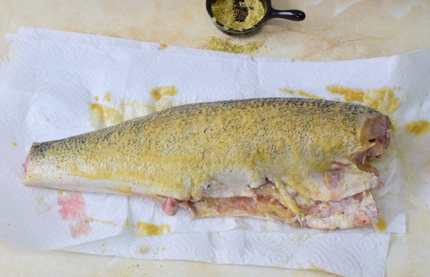 1. Этап. Судак с лимоном в фольге: У рыбы отрежьте хвост и плавники. Смешайте в миске горчицу, соевый соус и растительное масло. Смажьте рыбу получившимся соусом. Посыпьте солью и специями.