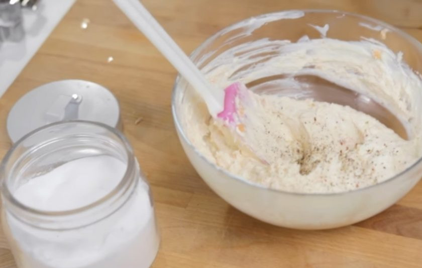 1. Этап. Тосты Елочки: 1. Рыбу очистите от костей и нарежьте на мелкие кусочки. Сметану смешайте со сливочным сыром, рыбой и хорошо перемешайте. Добавьте немного лимонного сока, соли и перца по вкусу. Спред готов.