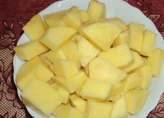 1. Этап. Картофельные котлеты с сыром: Очищаем картофель и нарезаем помельче - тогда он у нас быстрее сварится. Ставим варить в подсоленной воде до готовности.