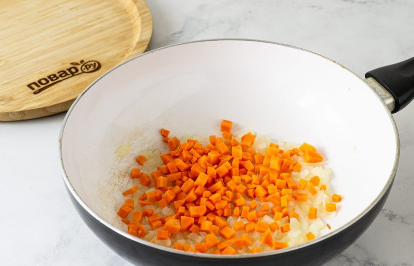 1. Этап. Индийские самосы: Для начинки обжарьте мелко нарезанный кубиками репчатый лук и чеснок. Добавьте зиру, прогрейте пару секунд до раскрытия аромата. Затем добавьте нарезанную кубиками морковь. Жарьте до золотистого цвета.