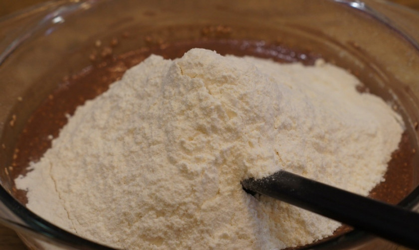 1. Этап. Торт с клубникой в мультиварке: Муку смешиваем с содой, добавляем к кефирной массе. Замешиваем тесто.