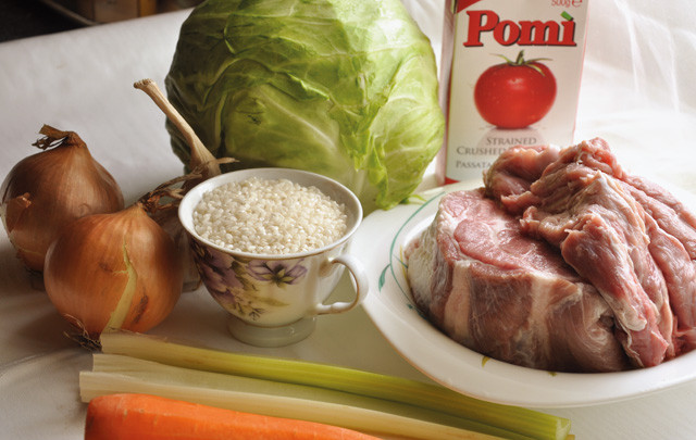 1. Этап. Голубцы из молодой капусты: 1. Соотношение продуктов подбирайте сами. По данному рецепту получается около 12 голубцов. Капустные листы долго отваривать не нужно: поместите их в кипяток буквально на одну минуту. Заранее отварите до полуготовности рис.