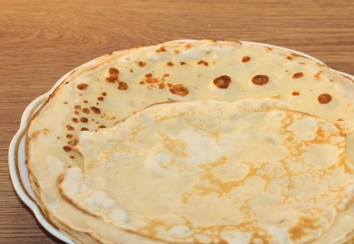 1. Этап. Блинные конвертики с индейкой и картофелем: 14. Разогреваем сковороду для выпечки блинов. Смазываем ее маслом. Половником набираем блинное тесто и распределяем его по поверхности сковороды. Жарим тонкие блинчики до румяности с двух сторон. Готовые блины складываем стопкой и накрываем крышкой.