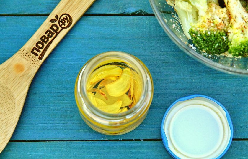 1. Этап. Брокколи на мангале: Тем временем чеснок очистите и нарежьте пластинами. Обжарьте буквально 1-2 минуты на оливковом масле. Как только чеснок отдаст свой аромат, перелейте масло в стеклянную баночку, его мы будем позже использовать для заправки.