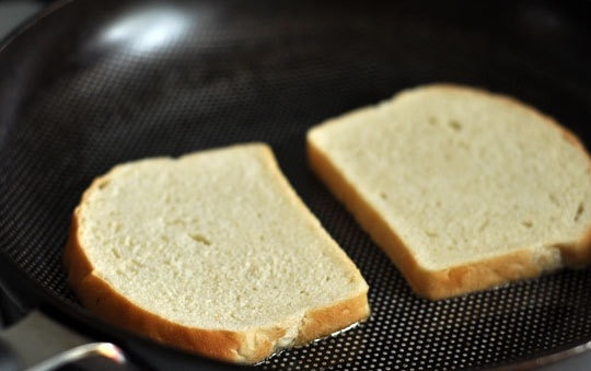 1. Этап. Вкусная закуска на природу: 1. Сковороду разогреваю с небольшим количеством оливкового масла, затем делаю средний огонь и выкладываю 2 ломтика белого хлеба.