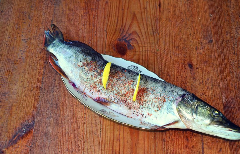 1. Этап. Щука в фольге на углях: С каждой стороны сделайте небольшие надрезы на тушке и вложите туда по маленькому ломтику лимона.