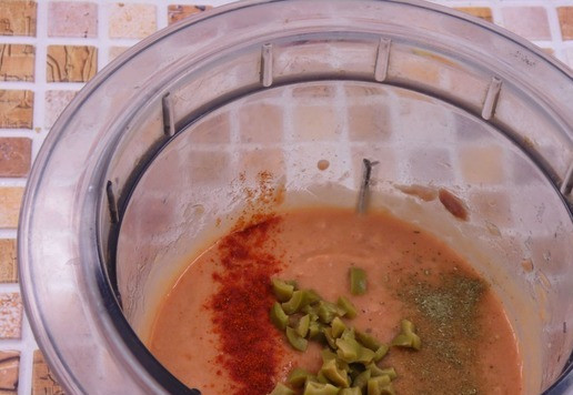 1. Этап. Рыбно-фасолевый паштет с оливками: В полученную массу выложить мелко нарубленные оливки, прованские травы и паприку, перемешать.