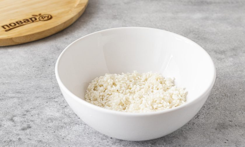 1. Этап. Кутья из риса с изюмом и медом: Рис тщательно промойте до прозрачной воды.