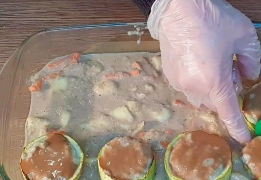 1. Этап. Аппетитная закуска из кабачков и индейки: 18. Выкладываем смесь в форму для выпечки. На подложку, раскладываем кабачковые стаканчики. Прикрываем форму фольгой и ставим в духовку, разогретую до 190 С на 45 минут.